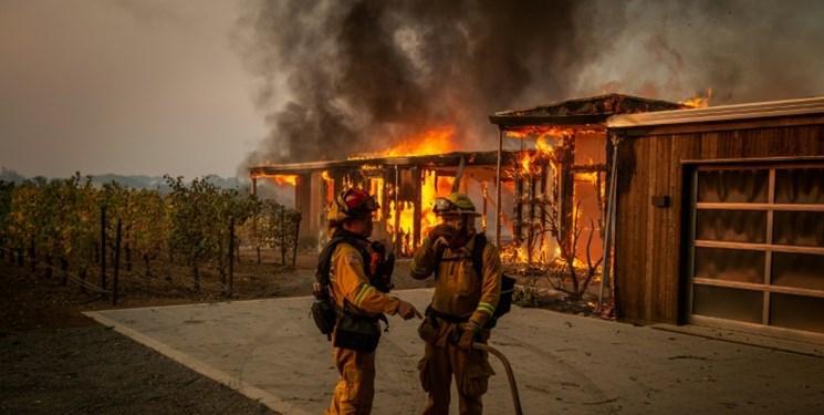تصاویر، آتش سوزی گسترده در اراضی لس آنجلس هزاران نفر را مجبور به ترک منطقه کرد